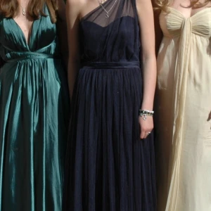 Mörkblå långklänning med oneshoulder - Elegant mörkblå långklänning med oneshoulder-design. Klänningen har en flytande siluett och är perfekt för bal. Bara använd en gång på balen så väldigt fint skick. #balklänning #student #bal #lånhklänning #oneshoulder