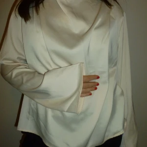 Lyxig satin blus - Vi säljer denna lyxiga satin blus som passa sjukt bra på tex finmiddagar. 