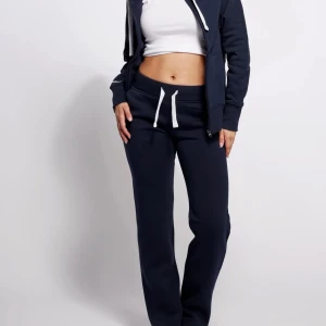 Mörkblå mjukisbyxor från Russedress - Säljer ett par navy blir russemerch mjukis byxor i storlek M!! Super snygga och sköna, blev bara fel storlek för mig. Helt oanvända och lappen sitter på!💗💗