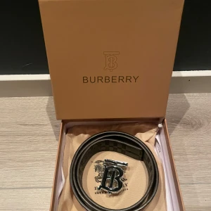 Svart läderbälte från Burberry - Snyggt bälte från burberry! Går att ha både beigt rutigt och svart. Bältet passar till både skoldagar och uppkläda tillfällen allt på bilden medföljer😌 följer även med en metall sak att göra fler hål med! Även en praktiskt påse😁priset är såklart inte hugget i sten, hör av vid fler bilder eller funderingar så svarar jag direkt ❤️