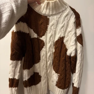 Stickad tröja - Säljer en stickad ko mönstrad tröja från Chiquelle i ONE SIZE. Använd några gånger. Skriv för fler frågor:)🥰