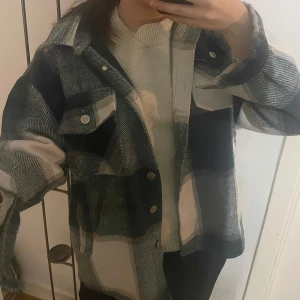 Rutig overshirt i blå och vit - Säljer en snygg rutig overshirt/vårjacka i grön och vit. Strl XS men jag brukar ha 36 så skulle säga att den passar xs-m beroende på hur man vill att den sitter 🫶🏻