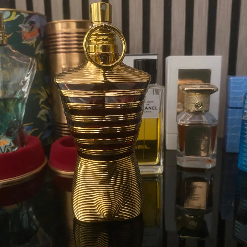 Tömmer nu pả kollektionen dà jag tappat intresse. Paradise garden: 65/125ml—le male elixir: 87/125ml— —chanel le lion: 55/75ml— tonka serrapia 40/50ml-versace eau fraiche: 15/30ml. Värdet pả alla tillsammans är 8991kr. Jag kan släppa dom för 7000kr, möjligtvis lägre vid snabb affar! Alltsà 2000kr mindre än vad dom är värd!. Perfume.
