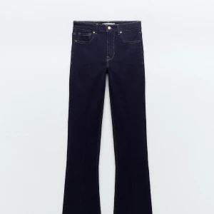 Svarta bootcut jeans - Snygga mörkblå bootcut jeans från Zara!! Fint skick, strl 38!💙
