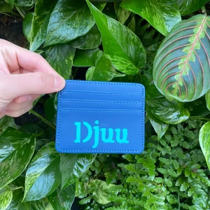 Blå korthållare ”Djuu” - Snygg blå korthållare med plats för flera kort. Perfekt för att hålla ordning på dina kort i en kompakt och stilren design. Tillverkad i ett slitstarkt material.