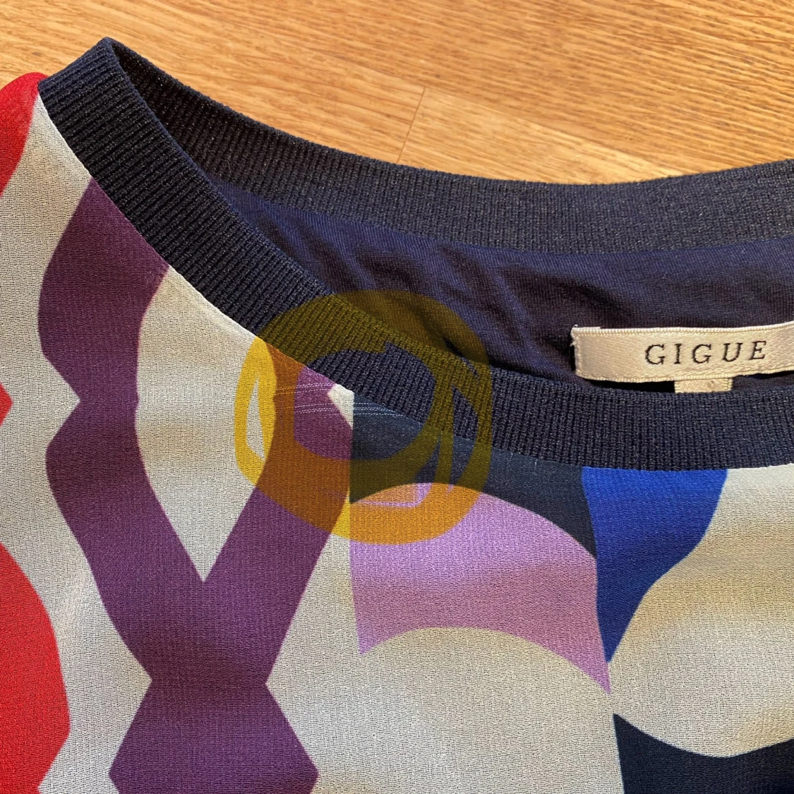 Gigue mönstrad genomskinlig blus, storlek 38. - 4