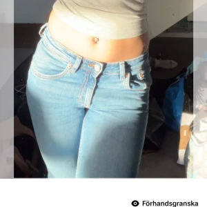 Blå jeans från 157 - Snygga lågmidjade blå jeans från lager 157 med klassisk femficksdesign och knappgylf. De har en normal passform. Jeansen har en lätt tvättad look som ger dem en trendig touch.