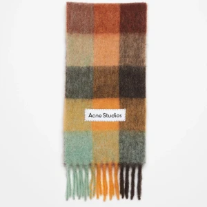 Rutig halsduk från Acne Studios - Rutig halsduk från Acne Studios. Färgen på halsduken är som på den sista bilden, dvs regnbågsfärgad. Som ny. 