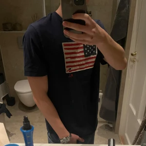 Ralph lauren Tshirt  - Säljer denna snygga Ralph Lauren Tshirt i en mörkblå färg med ett snyggt tryck på bröstet, hör av dig vid frågor, svarar gärna så tveka inte 🙌🤗