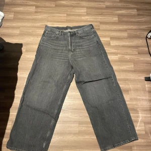 Grå Weekday Astro Loose Baggy Jeans - Säljer ett par grå Weekday Astro Loose Baggy Jeans. De har en avslappnad passform med breda ben och klassisk femficksdesign. Perfekta för en casual look. Storlek W34 L32