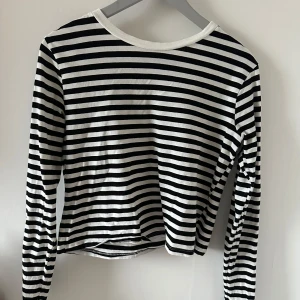 Tröja - Långärmad randig tröja från hm. Storlek L