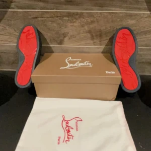Christian Louboutin (Loubs) - Hej, säljer nu dessa snygga Louboutin skor.                                            De är använda 5 gånger, kvitto inklusive allt annat i bilden medföljer. Skorna är storlek 41 men passar även 42. Fraktar direkt, hör av er vid fler funderingar! 