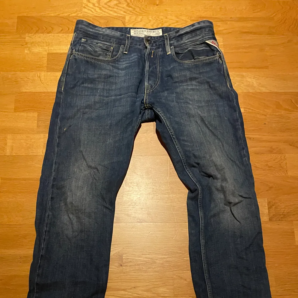 Snygga blå jeans från Replay med klassisk femficksdesign och knappgylf. Perfekta för en avslappnad stil. Byter och samfraktar. Farkut & Housut.