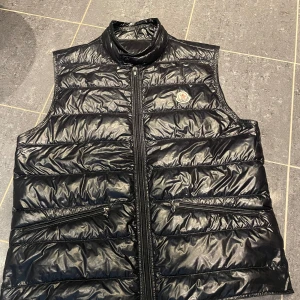 Svart dunväst från Moncler - Tjena! Säljer en riktigt schysst Moncler Gui väst i storlek 4. Västen är i väldigt fint skick samt äkta. Säljes till schysst pris, kom gärna med givande bud:) ✅