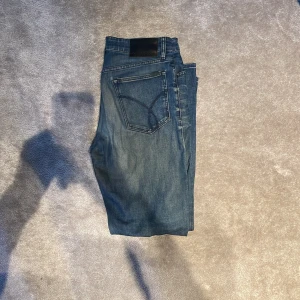 Blå jeans från Calvin Klein - Snygga blå slim  jeans från Calvin Klein. W30 L30