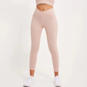 Träningstights - Snygga ljusrosa träningsbyxor ifrån puma, säljs för dem aldrig kommer till nån användning💖I bra skick och inga hål,skriv för fundering🌸Köptes nytt förra året för 999 kronor men säljer för 350 kronor 