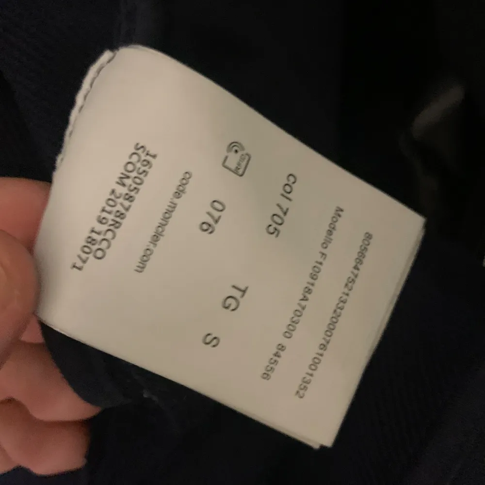 Säljer en snygg mörkblå kofta från Moncler med dragkedja och broderad logga. Jackan har långa ärmar och ribbade detaljer. Perfekt för kyligare dagar säljer en fin moncler kofta som är äkta och skannar nfc säljer den billigt pågrund av att sälja jag vill sälja snabbt kan diskutera pris. Takit.
