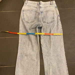 Mid/low-rise vida jeans - Mid/low-rise vida jeans från stradivarius. Lite slitna nedtill, syns på bilderna. La de i tvätten direkt efter jag tog bilderna😅
