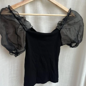 Topp - Jättefin unik topp med organza puffärmar. Storlek S 💘