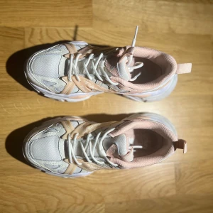 Vita och rosa sneakers  - Snygga sneakers i vitt och rosa med snörning. Skorna har en chunky sula och detaljer i mesh och syntetmaterial. Perfekta för en sportig look. Priset kan diskuteras 🤍🌟