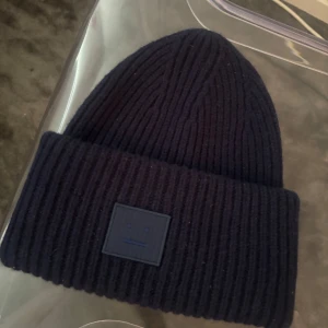 Mörkblå ribbad mössa från Acne Studios - Tänkte kolla intresset på mina blåa acne mössa. Använd 1-2 gånger😚💕kan gå ner i pris vid snabb affär