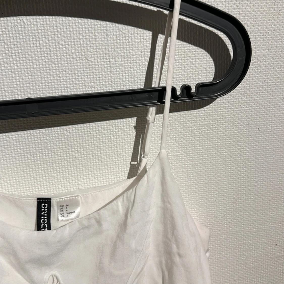 Vit jumpsuit med spetsdetaljer - 3