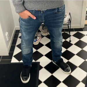 Blå jeansbyxor - Snygga blå replays som jag säljer för jag de inte längre passar mig och de är i fantastisk skick!. 30/32