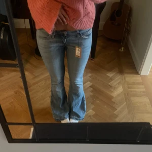 Blå bootcut jeans(de har hål i de) - Snygga blå bootcut jeans! Har klippt hål i de nu skriv för fler bilder💞