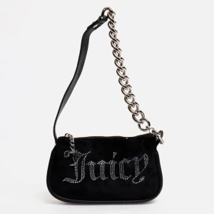 Juicy Couture svart väska - Säljer min svarta väska från Juicy Couture, köte den i Tyskland från TK Maxx för 500kr. Pris kan diskuteras!🫶🏻