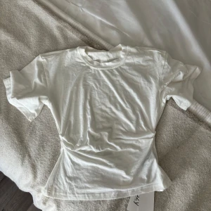 Tröja - Tröja som är åtdragen i midjan. Aldrig använd, fick testad och har lite smink på kragen🤍😅