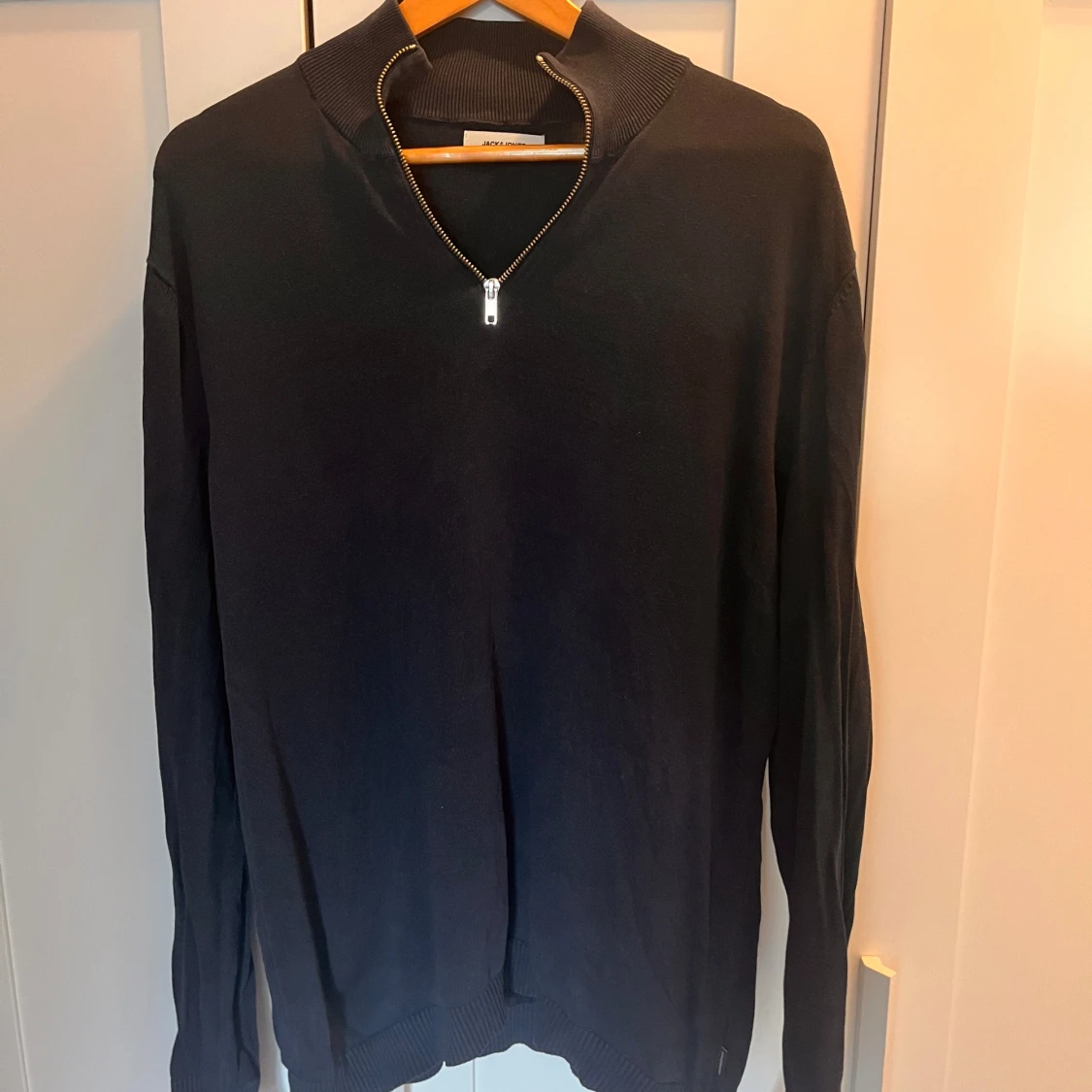 Marinblå tröja med dragkedja från Jack and jones