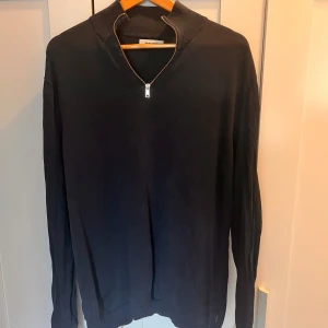 Marinblå tröja med dragkedja från Jack and jones - Snygg half zip från Jack and Jones i marinblå. Använd men har inga synliga fel och har mycket kvar.