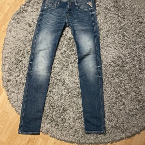 Blå jeans från Replay - Säljer nu mina blåa Replay jeans i passform slim fit då jag har vuxit ur dom passar perfekt till vardag men också till fester! Tveka inte på att skriva! Priset är inte hugget i sten 