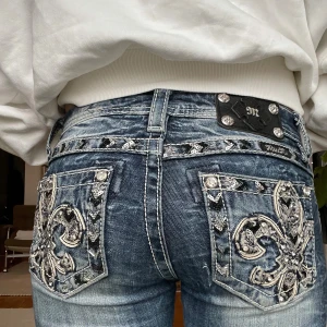 Blåa Miss Me jeans - INTEESSEKOLL! Blåa lowwaist bootcut ÄKTA! Miss Me jeans med jätte snygga fickor!✨✨ storlek 23/24, pris kan diskuteras🥰