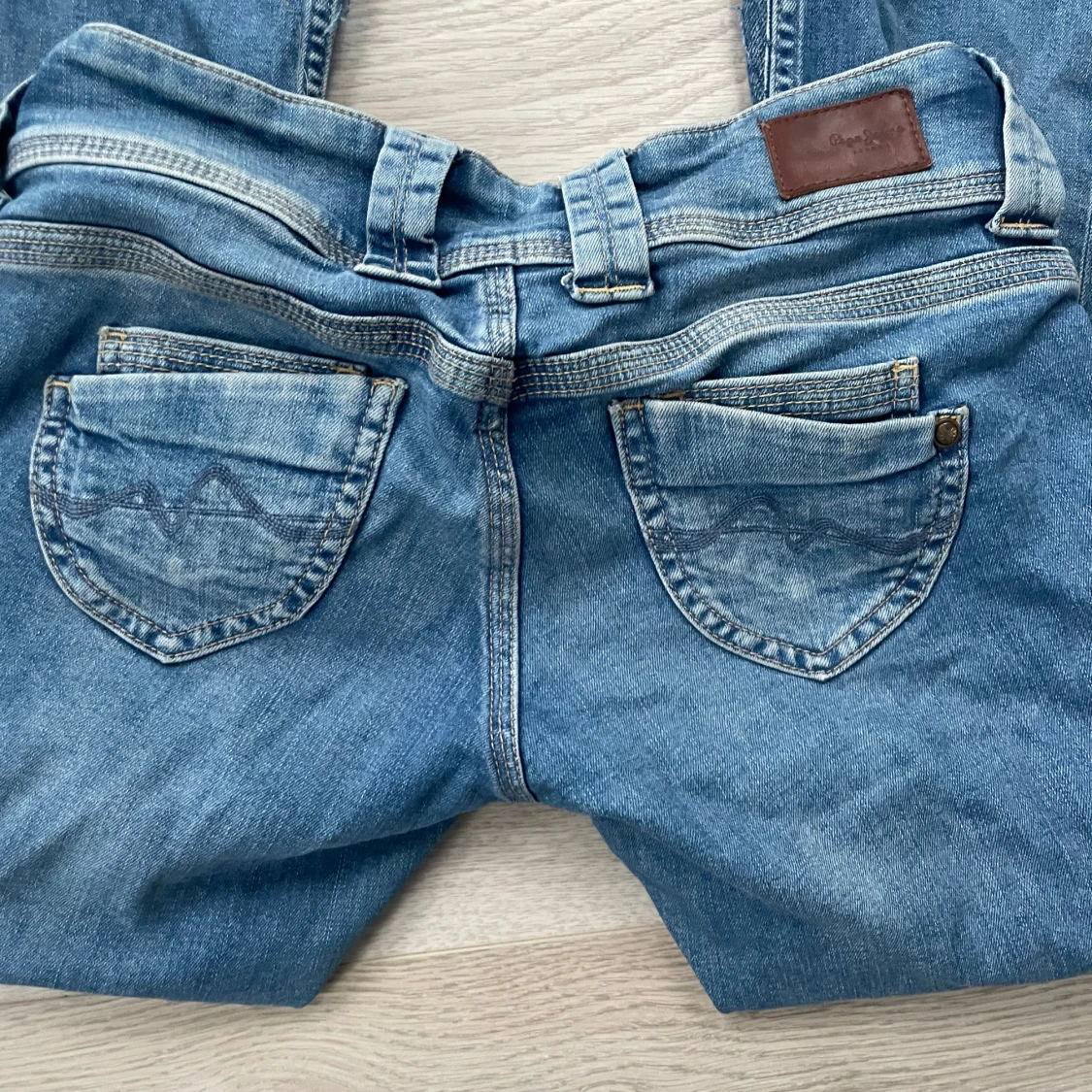 Blå jeans med slitningar från pepe jeans  - 2