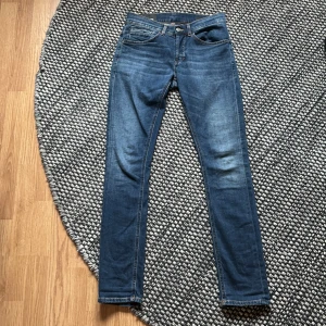 Dondup jeans George  - Säljer mina dondups då dom blivit försmå och inte kommer till någon användning. Jeansen är endast använda fåtal gånger och är därför super fräscha. Skick 10/10 