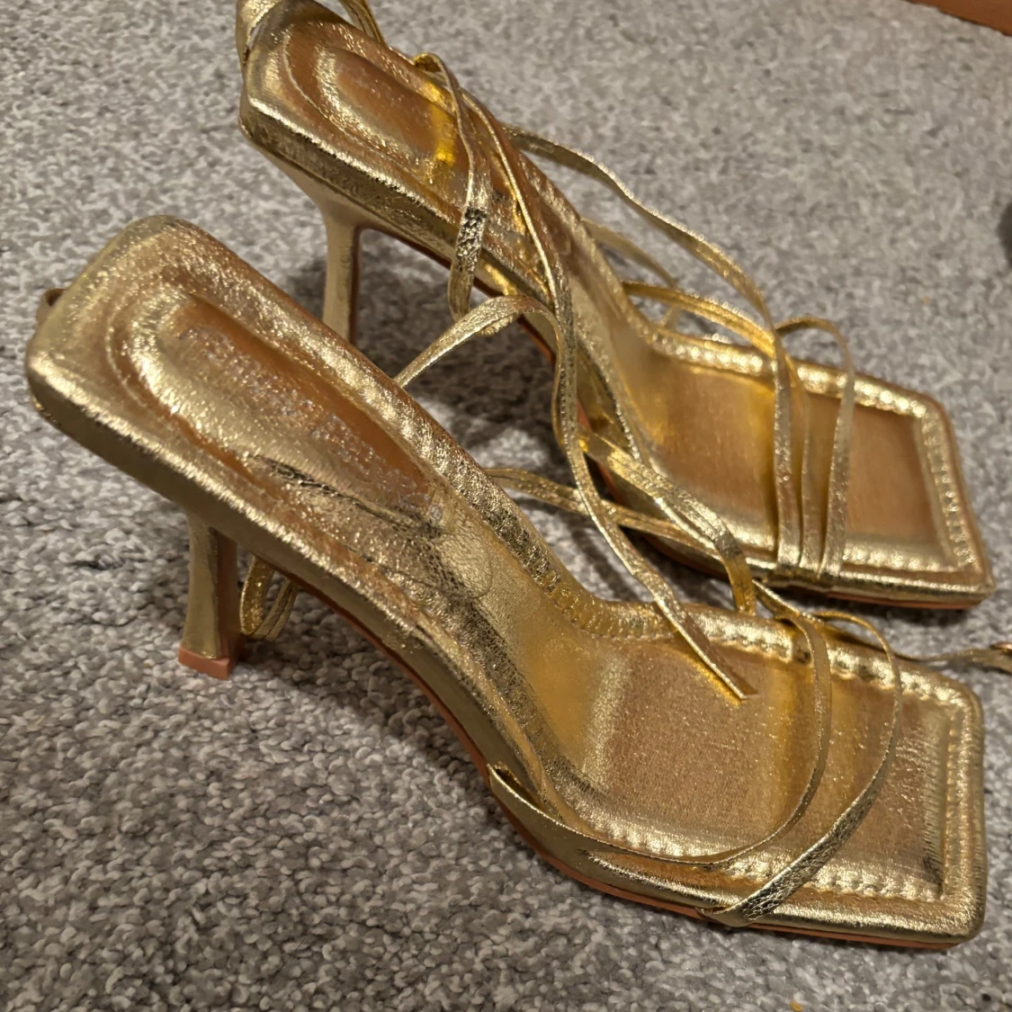 Guldiga klackskor med snörning - 1