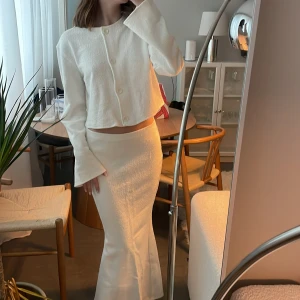 Vit långkjol med slits och matchande kofta  - Vit långkjol med en slits baktill samt tillhörande kofta 🥰