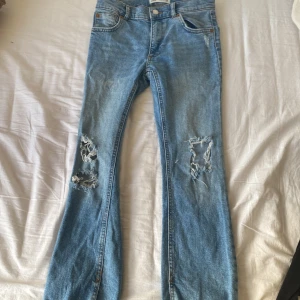 Blå jeans med slitningar - Snygga blå jeans med slitningar på knäna. Säljer pga för små. Dom är i storlek 152. (Bootcut) från zara💕