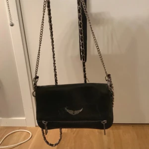 Svart axelväska från Zadig & Voltaire - Snygg svart axelväska från Zadig & Voltaire. Deras mini storlek, får plats med mobil o annat💞 Pris kan diskuteras 