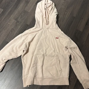 Ljusrosa hoodie från Levi's - Säljer en stilren ljusrosa hoodie från Levi's 