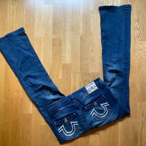 True Religion Jeans - Supersnygga lågmidjade bootcut jeans från True Religion
