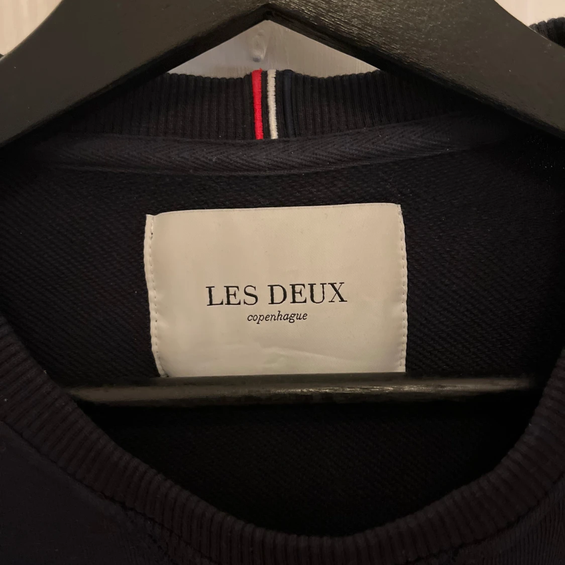 Mörkblå sweatshirt från Les Deux - 2