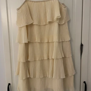 Klänning - Supersnygg populär sommarklänning med volanger! Endast använd fåtal gånger.🍾