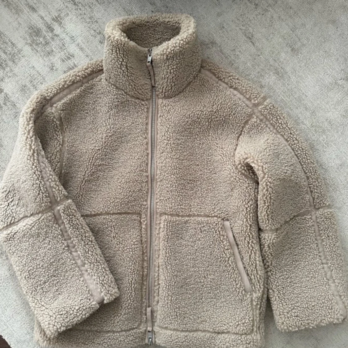 Beige teddyjacka med dragkedja