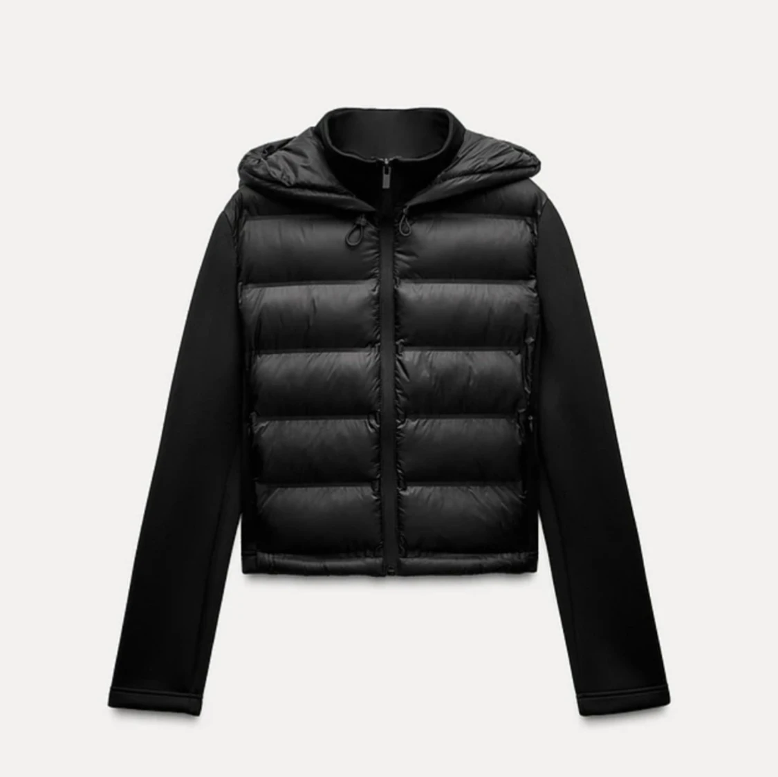 Svart croppad pufferjacka med luva