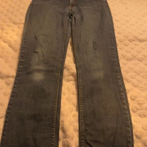 Grå jeans från Newhouse - Säljer ett par grå jeans från Newhouse. De har en klassisk design med raka ben och femficksmodell. Perfekta för en avslappnad stil. Original pris 900kr För stora på mig.