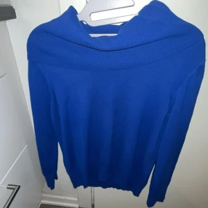 Blå tröja från Gerry Weber - Snygg blå tröja från Gerry Weber med en bred krage.  Perfekt för att hålla sig varm och stilren under kyligare dagar. Tröjan har långa ärmar och en mjuk känsla. Köpte den cirka 3 månader sedan, original pris 1250kr! Priset kan diskuteras i dm!