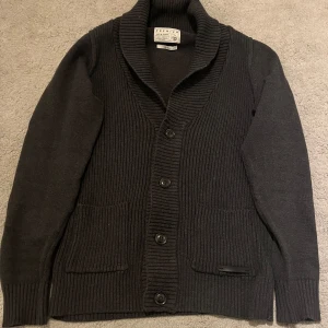 Svart kofta - Säljer nu en riktigt fet kofta i storlek S i nytt skick. Perfekt plagg under vinter/våren!