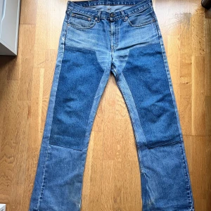 Vintage custom levis Blå jeans - Vintage custom Levis jeans. Snygga blå jeans med ett unikt mönster på framsidan. De har en klassisk femficksdesign och en rak passform. Perfekta för en avslappnad stil. Size 33x32